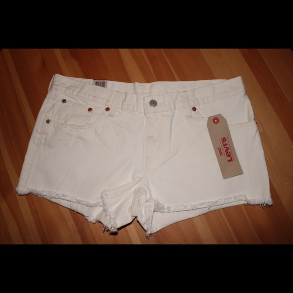 Levi’s shortie shorts
Low rise-slim through hip - Picture 2 of 2